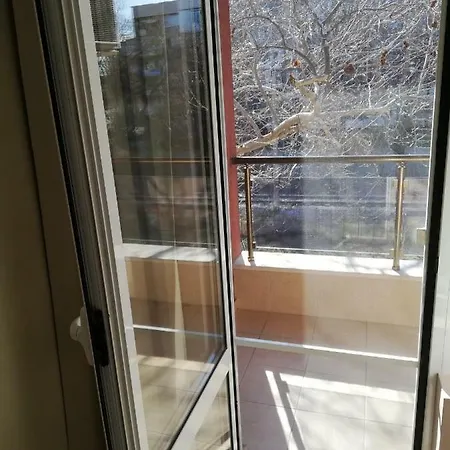 Studio Flat For Upto 3 People *