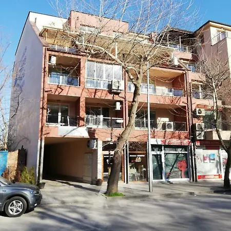 Studio Flat For Upto 3 People *