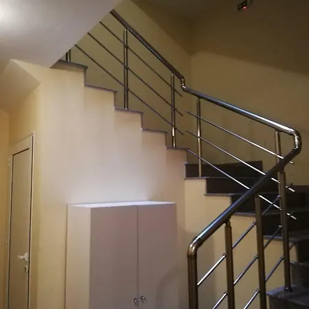 Studio Flat For Upto 3 People *